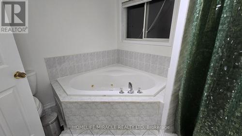 Upper - 555 Garden Walk, Mississauga, ON - Indoor Photo Showing Bathroom