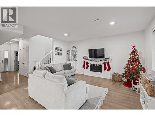 472 Sugars Avenue, Kelowna, BC - Indoor Photo Showing Living Room