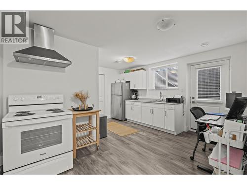 472 Sugars Avenue, Kelowna, BC - Indoor Photo Showing Kitchen