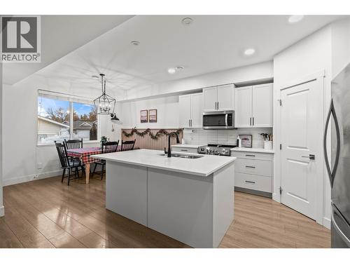 472 Sugars Avenue, Kelowna, BC - Indoor Photo Showing Kitchen With Upgraded Kitchen