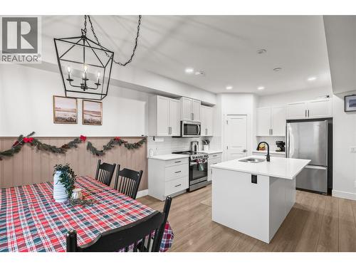 472 Sugars Avenue, Kelowna, BC - Indoor Photo Showing Kitchen With Stainless Steel Kitchen With Upgraded Kitchen