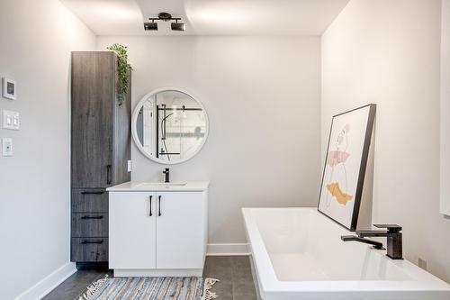 Salle de bains - 734 Rue Magnone, Granby, QC - Indoor Photo Showing Bathroom