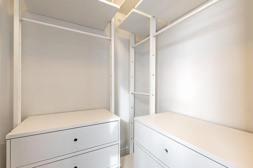 Penderie (Walk-in) - 186 Av. Mason, Pointe-Claire, QC 