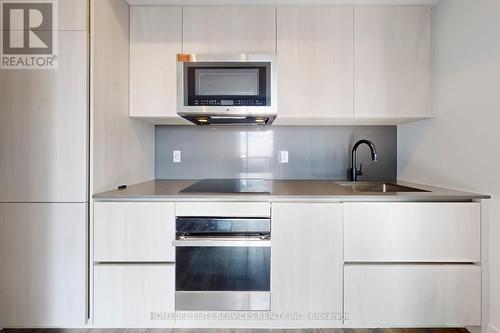 702 - 327 King Street W, Toronto, ON - Indoor Photo Showing Kitchen