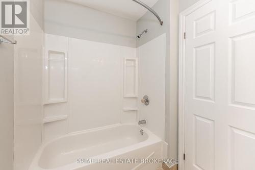 2 - 219 Emerson Avenue, London South (South H), ON - Indoor Photo Showing Bathroom