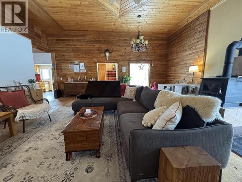 2650 Rose Drive, 150 Mile House, BC - Indoor Photo Showing Living Room