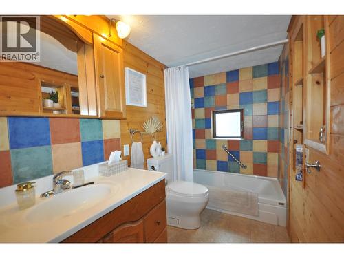 2650 Rose Drive, 150 Mile House, BC - Indoor Photo Showing Bathroom