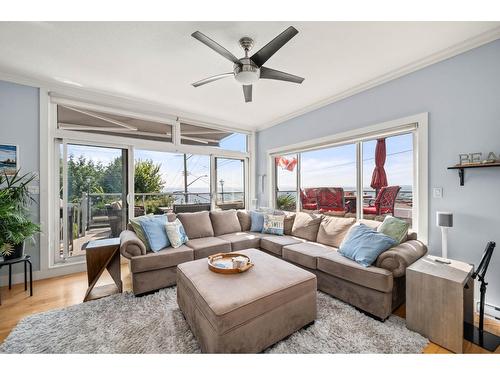 1246 Oxford Street, White Rock, BC - Indoor Photo Showing Living Room