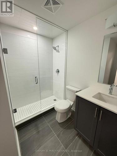 23 - 17 Lytham Green Circle, Newmarket, ON - Indoor Photo Showing Bathroom
