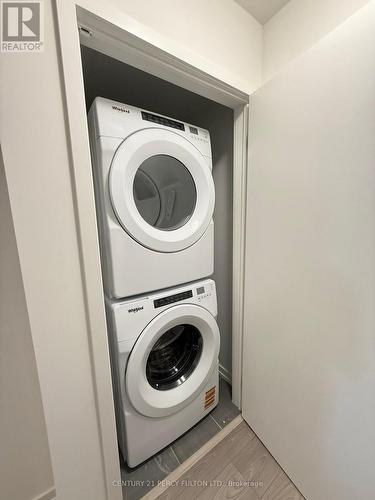 23 - 17 Lytham Green Circle, Newmarket, ON - Indoor Photo Showing Laundry Room