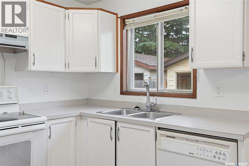 226 Stillwater Drive, Saskatoon, SK - Indoor Photo Showing Kitchen With Double Sink
