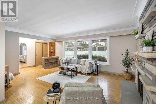 626 Iroquois Avenue, Hamilton, ON - Indoor Photo Showing Living Room