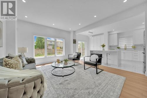 18 House Lane, Hamilton, ON - Indoor Photo Showing Living Room