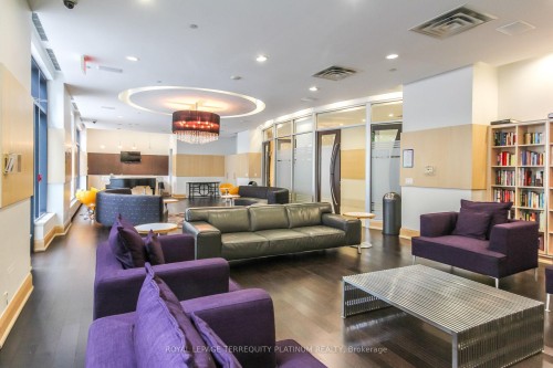 727-600 Fleet Street, Toronto, ON - Indoor Photo Showing Living Room