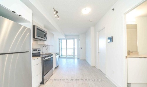 B520-3200 Dakota Common, Burlington, ON - Indoor Photo Showing Kitchen