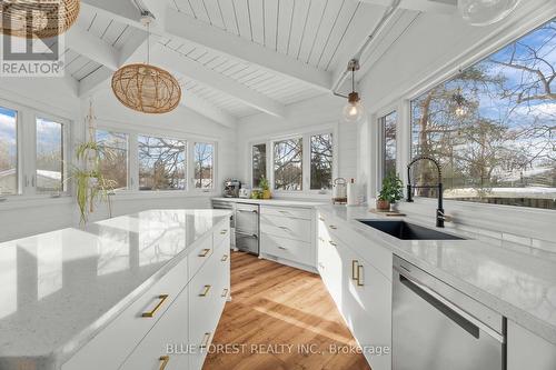 521 Upper Queen Street, London South (South P), ON - Indoor Photo Showing Kitchen With Upgraded Kitchen