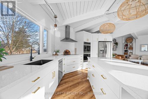 521 Upper Queen Street, London South (South P), ON - Indoor Photo Showing Kitchen With Upgraded Kitchen