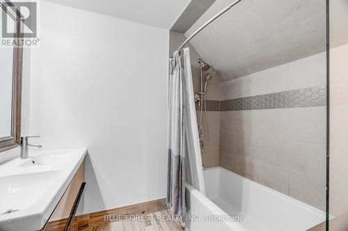 521 Upper Queen Street, London South (South P), ON - Indoor Photo Showing Bathroom