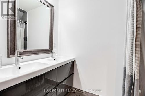 521 Upper Queen Street, London South (South P), ON - Indoor Photo Showing Bathroom