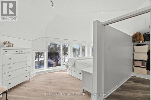 521 Upper Queen Street, London South (South P), ON - Indoor