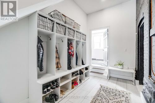 521 Upper Queen Street, London South (South P), ON - Indoor