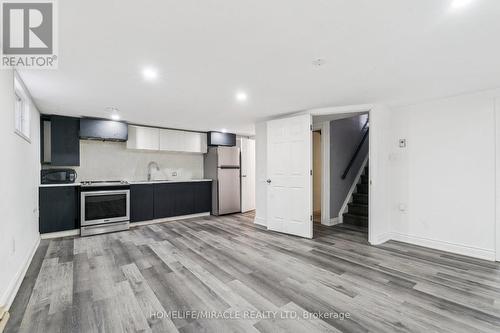 147 Hickling Trail, Barrie, ON - Indoor Photo Showing Kitchen