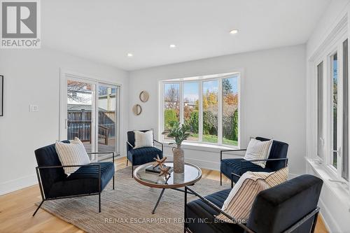 2347 Tweedsmuir Court, Burlington, ON - Indoor Photo Showing Living Room