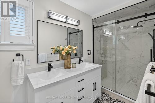 2347 Tweedsmuir Court, Burlington, ON - Indoor Photo Showing Bathroom