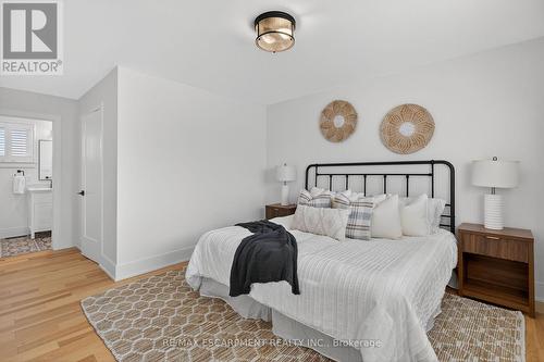 2347 Tweedsmuir Court, Burlington, ON - Indoor Photo Showing Bedroom