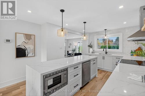 2347 Tweedsmuir Court, Burlington, ON - Indoor Photo Showing Kitchen With Upgraded Kitchen
