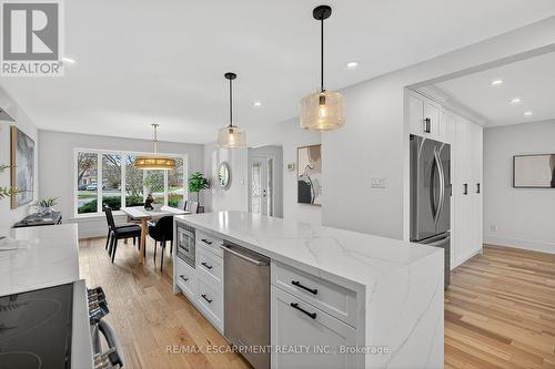 2347 Tweedsmuir Court, Burlington, ON - Indoor Photo Showing Kitchen With Upgraded Kitchen