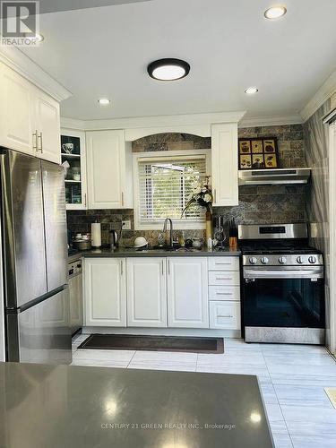 6335 Plowmans Heath, Mississauga, ON - Indoor Photo Showing Kitchen