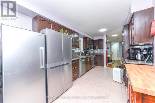 11 Arthurs Crescent, Brampton, ON - Indoor Photo Showing Kitchen