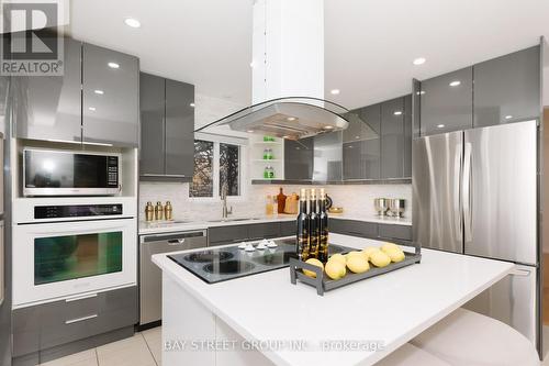 75 Breckonwood Crescent, Markham, ON - Indoor Photo Showing Kitchen With Upgraded Kitchen