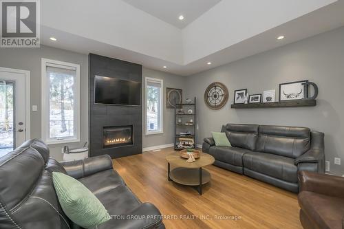21 Caverhill Crescent, Middlesex Centre (Komoka), ON - Indoor Photo Showing Living Room With Fireplace