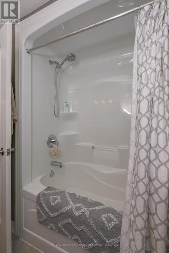 21 Caverhill Crescent, Middlesex Centre (Komoka), ON - Indoor Photo Showing Bathroom
