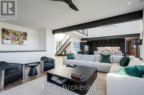 4 Raintree Court, Clearview, ON - Indoor Photo Showing Living Room