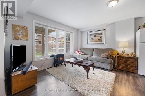 218 Richardson Crescent, Bradford West Gwillimbury, ON - Indoor Photo Showing Living Room