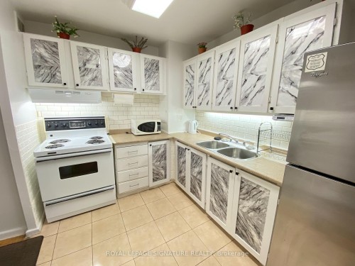 912-100 Leeward Glenway N/A, Toronto, ON - Indoor Photo Showing Kitchen With Double Sink