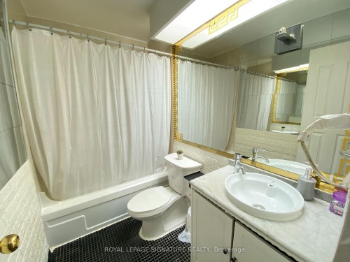912-100 Leeward Glenway N/A, Toronto, ON - Indoor Photo Showing Bathroom