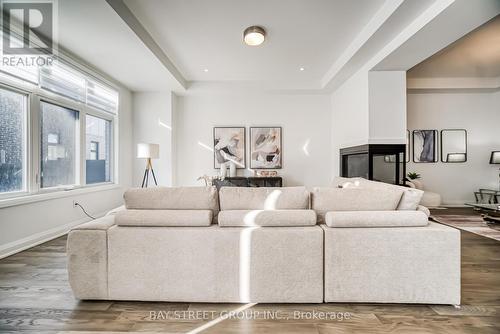 3190 William Cutmore Boulevard, Oakville, ON - Indoor Photo Showing Living Room