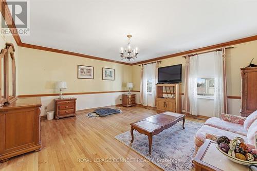 4307 Garnetwood Chase, Mississauga, ON - Indoor Photo Showing Living Room