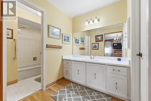 4307 Garnetwood Chase, Mississauga, ON - Indoor Photo Showing Bathroom