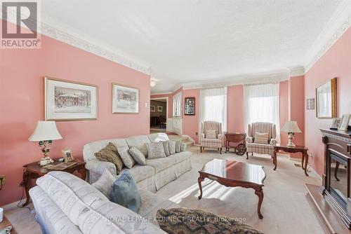 4307 Garnetwood Chase, Mississauga, ON - Indoor Photo Showing Living Room