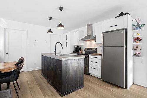Cuisine - 4701  - 4703 Rue Du Gai-Luron, Sainte-Adèle, QC - Indoor Photo Showing Kitchen With Upgraded Kitchen