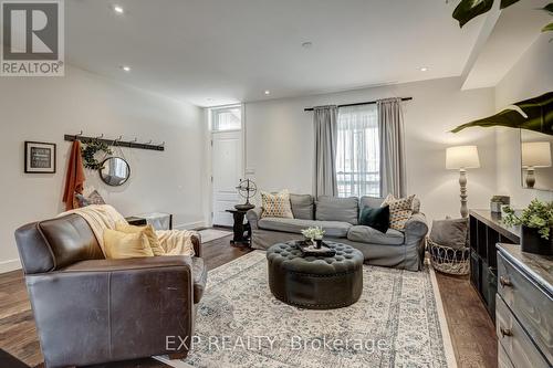 14 Milton Avenue, Hamilton, ON - Indoor Photo Showing Living Room