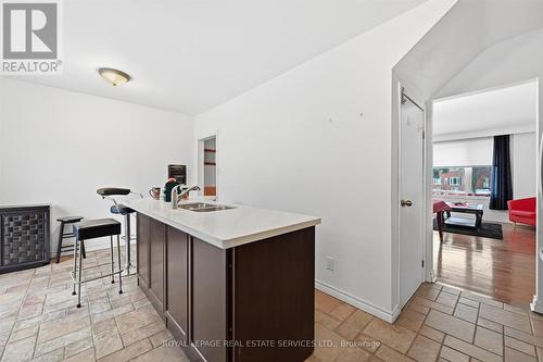 Large Island with Breakfast Bar for Casual Dining - 2299 Wiseman Court, Mississauga, ON - Indoor