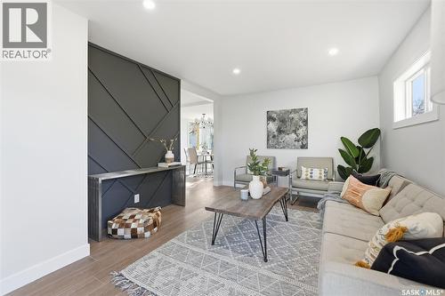 622 31St Street W, Saskatoon, SK - Indoor Photo Showing Living Room