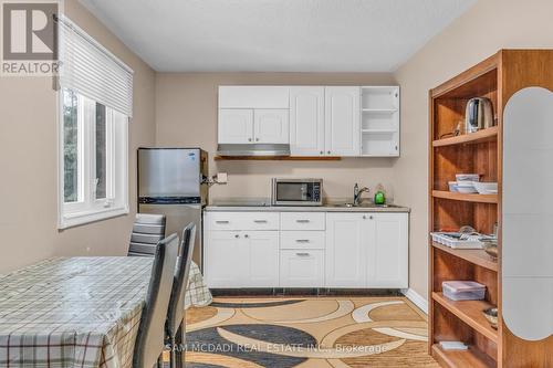 Unit 2 - 734 Woburn Woods Lane, Mississauga, ON - Indoor Photo Showing Kitchen