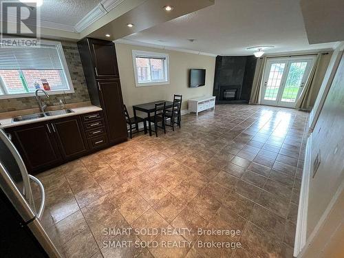 1575 Corkstone Glade, Mississauga, ON - Indoor Photo Showing Kitchen With Double Sink